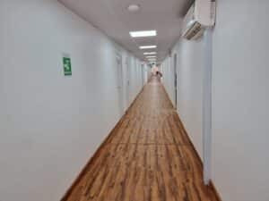ممر داخلي لبركسات ومكاتب بورتكابين جاهزة