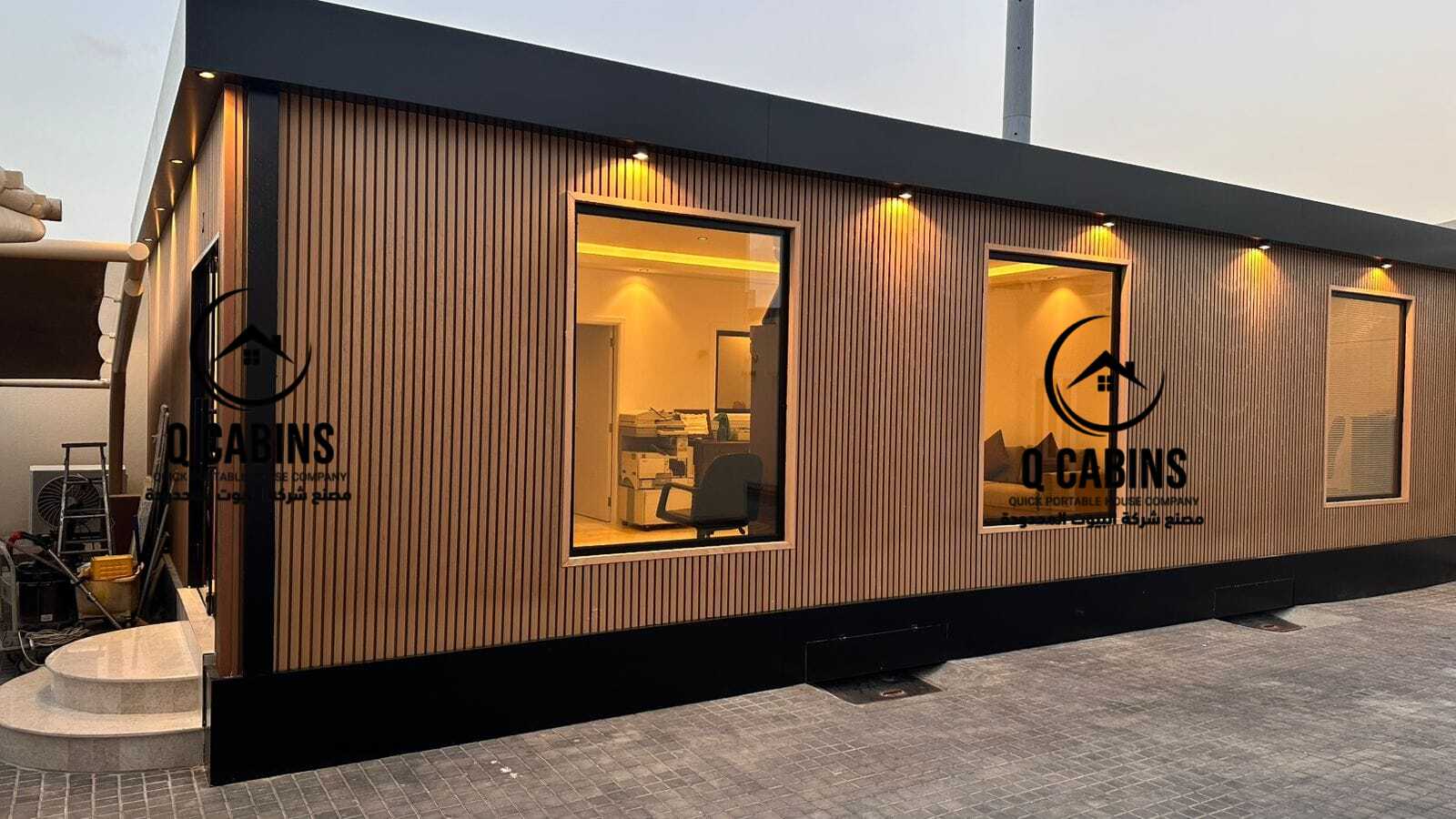 واجهة استراحة جاهزة مصممة ببديل الخشب مع نوافذ زجاجية كبيرة وإضاءة خارجية