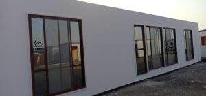 بركس جاهز أبيض بسقف قرميد ونوافذ سحاب
