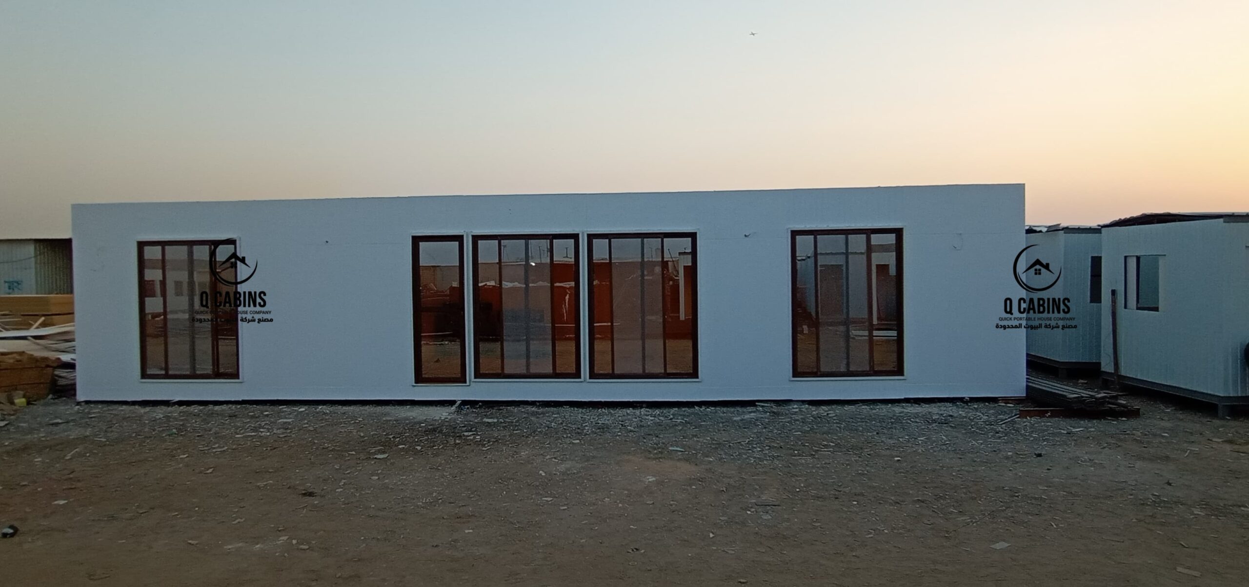 بركس اسمنت بورد مع نوافذ زجاجية سحاب كبيرة