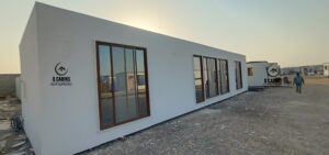 بركس اسمنت بورد أبيض بنوافذ زجاجية طولية