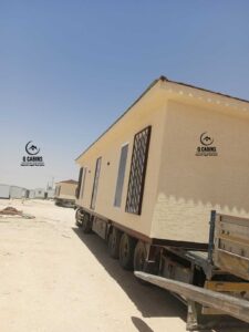 غرف جاهزة اسمنت بورد محملة على شاحنة للنقل