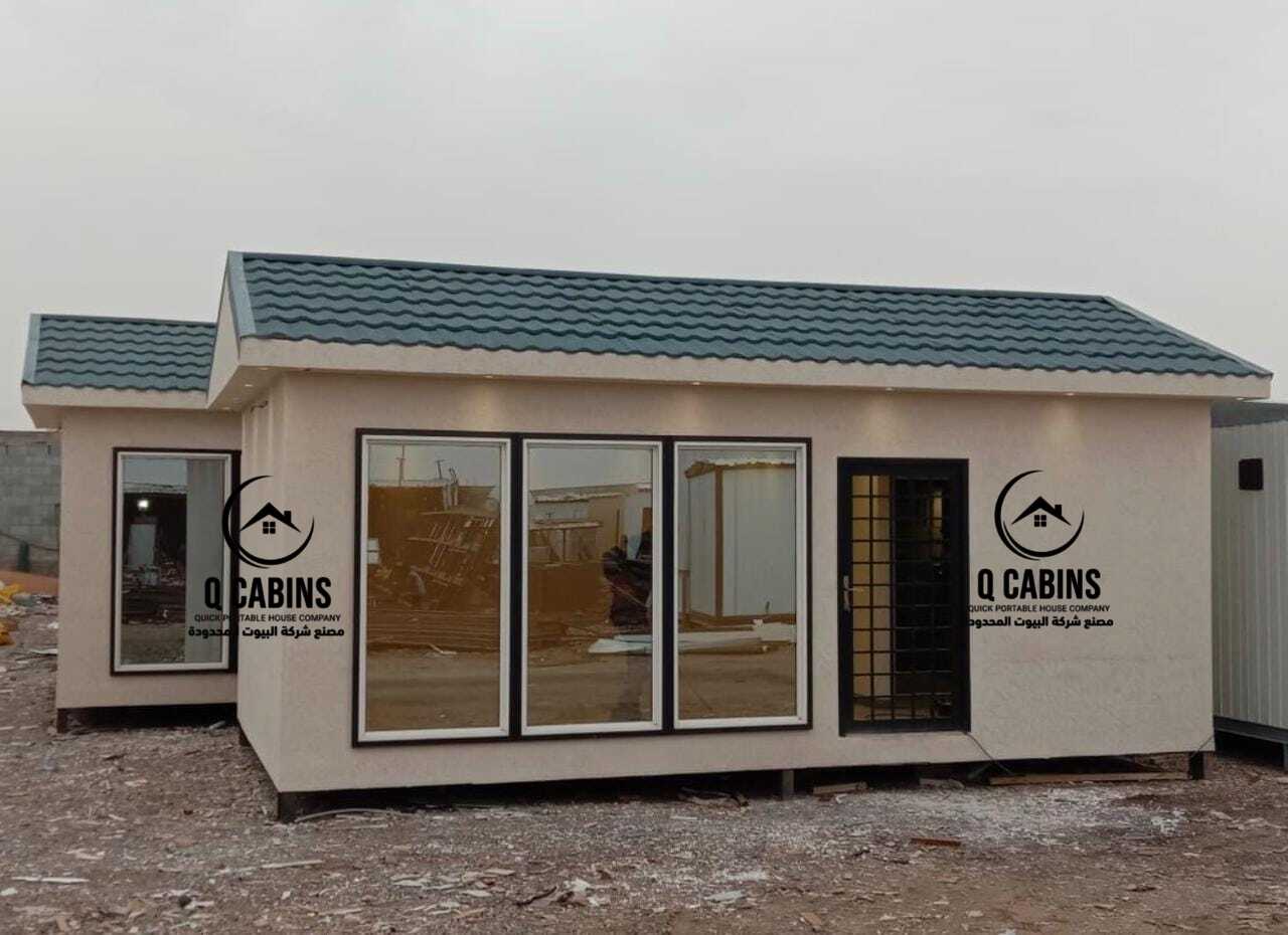 غرفة بورتبل اسمنت بورد بسقف قرميد أخضر ونوافذ