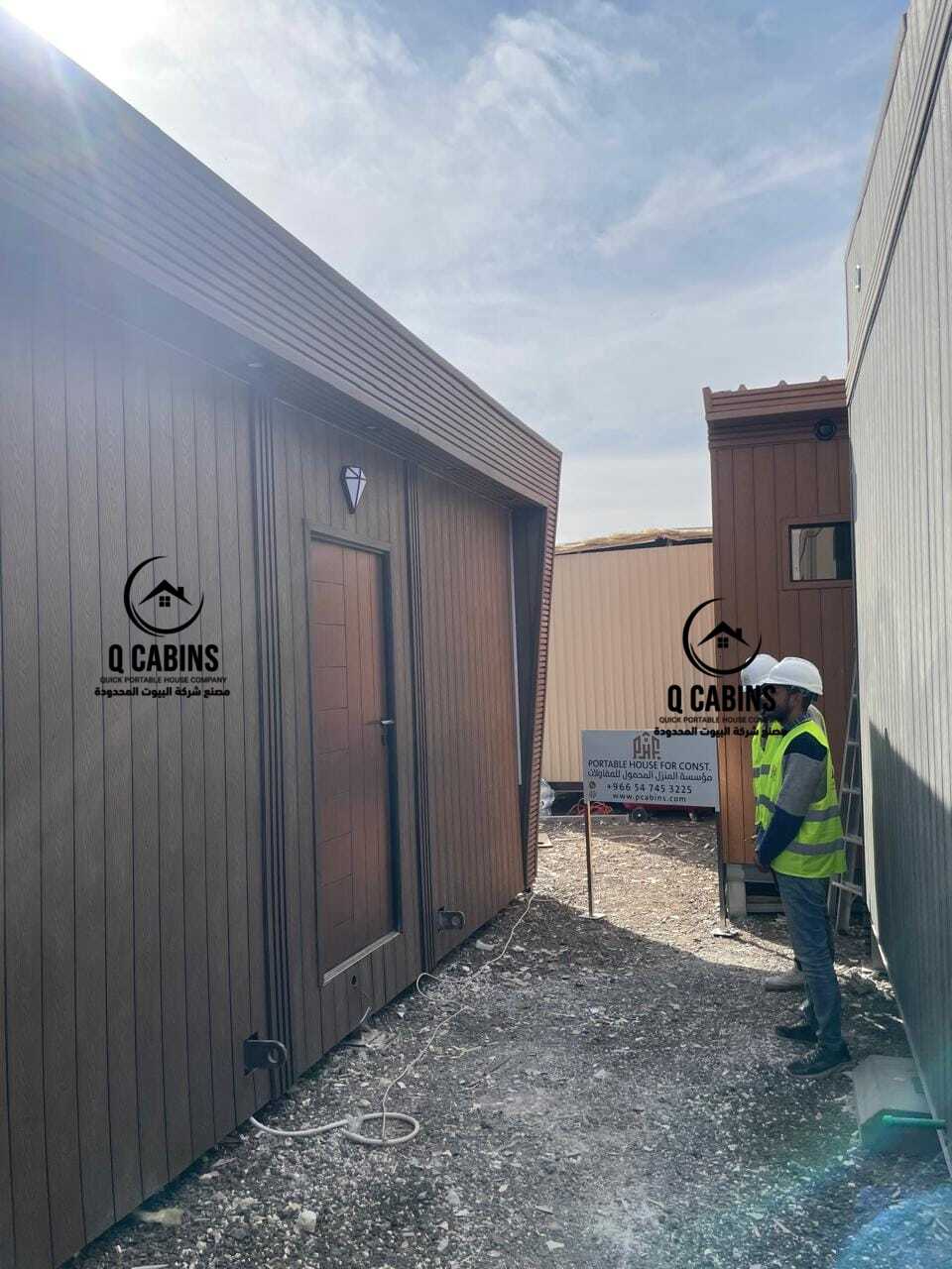 مدخل غرفة جاهزة بتكسية بديل الخشب أثناء مرحلة التركيب والتسليم في الموقع