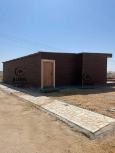 بركس جاهز مع مدخل جانبي وممشى مبلط بتكسية جدران خارجية بديل الخشب