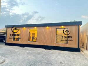 واجهة بركس طويل بتشطيب بديل الخشب ونوافذ زجاجية مثبت على قاعدة أرضية.