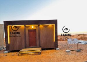 لقطة مقربة تظهر تفاصيل جودة ألواح بديل الخشب المستخدمة في تغطية الجدران الخارجية للبركسات.