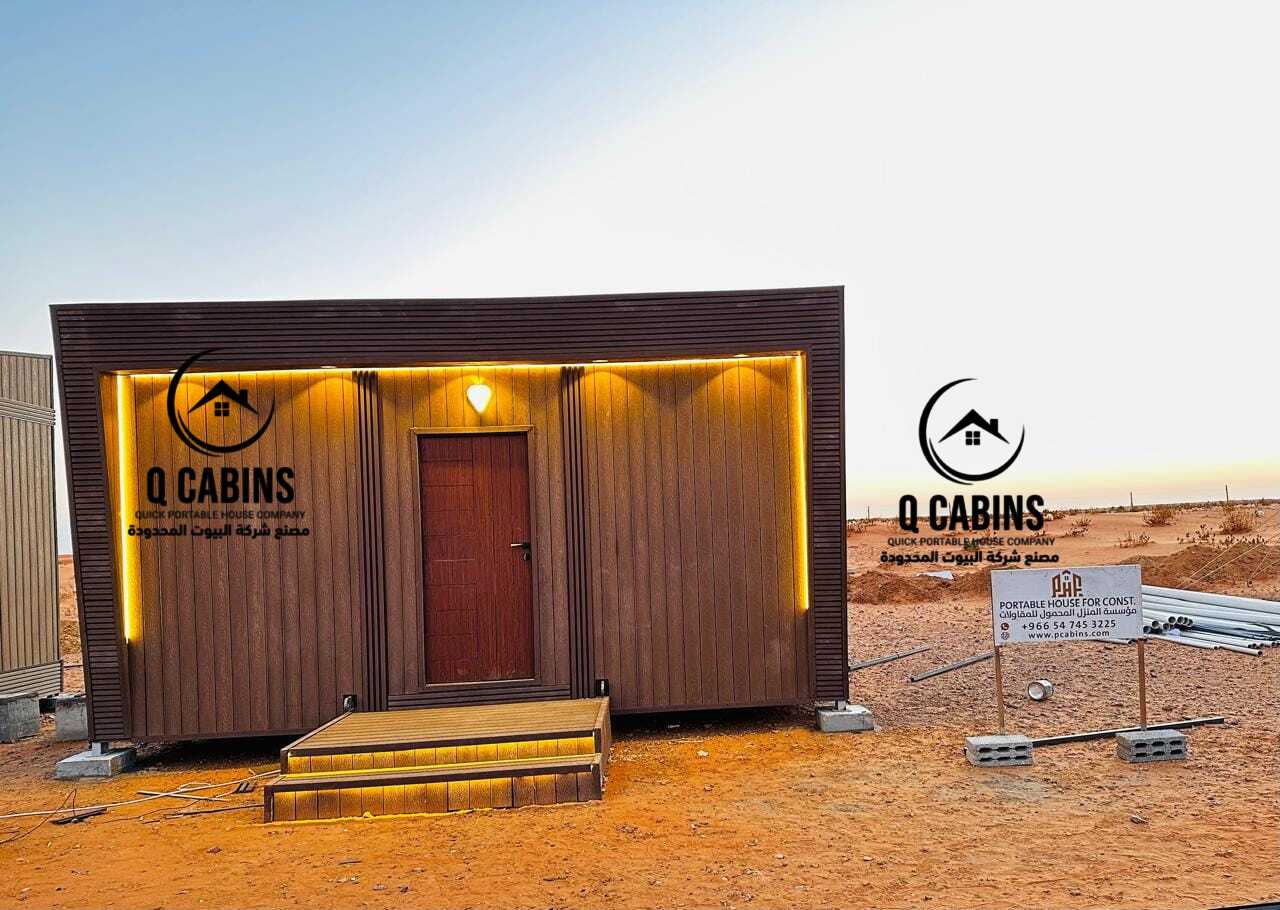 لقطة مقربة تظهر تفاصيل جودة ألواح بديل الخشب المستخدمة في تغطية الجدران الخارجية للبركسات.
