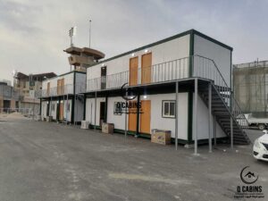 مبنى موقع إنشائي مكون من دورين ألواح ساندوتش بانل مع درابزين ودرج حديدي