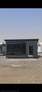 بركس جاهز ساندوتش بانل بتصميم إطار أسود عالي الجودة مع واجهة زجاجية شفافة