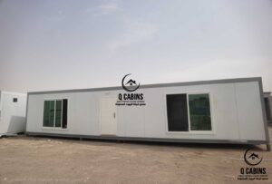 بركس ساندوتش بانل عصري مع باب سحاب ونوافذ زجاجية قابلة والفتح.