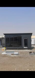 كابينة ساندوتش بانل مع واجهة زجاجية داكنة وتصميم مودرن أنيق.