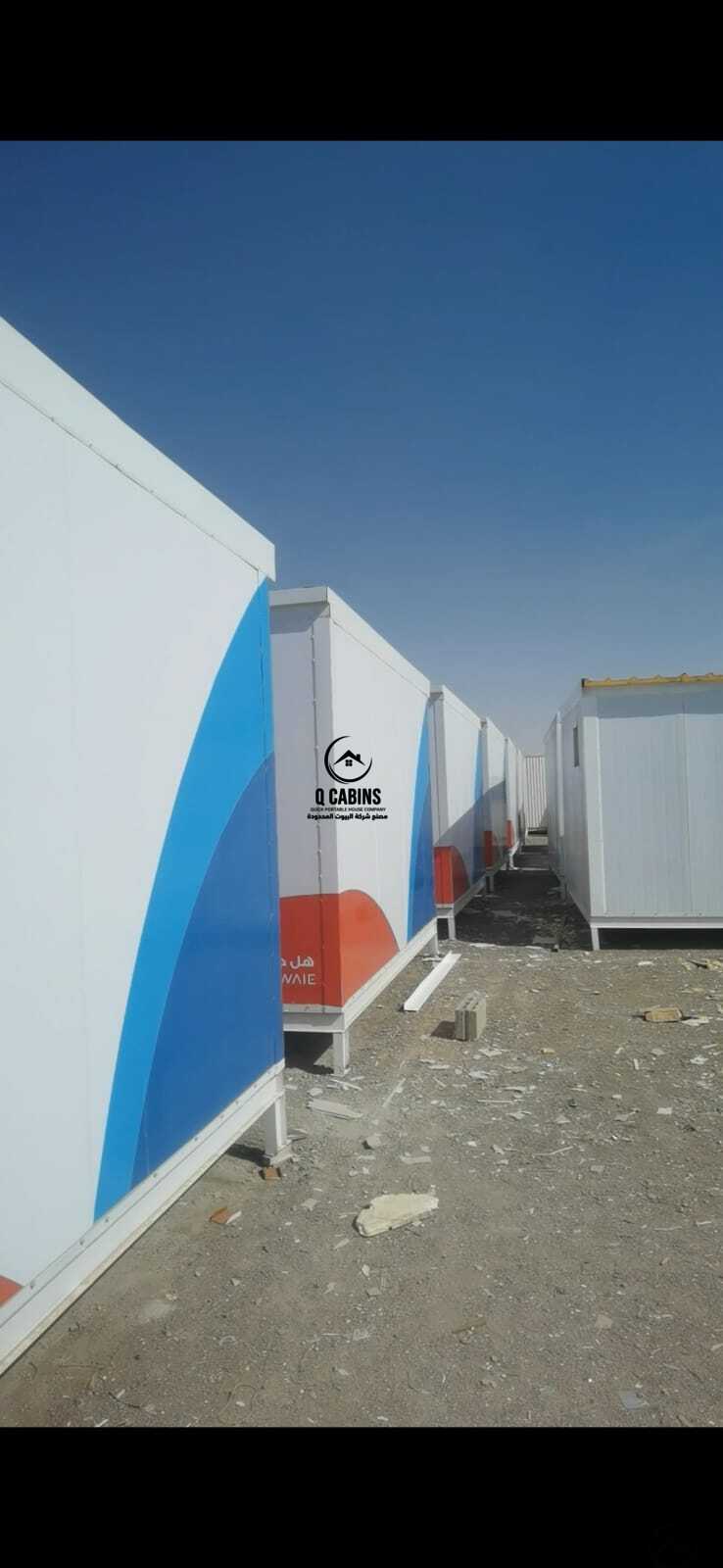 غرفة ساندوتش بانل بيضاء مع تكسية ديكورية باللون الأزرق على الزاوية.