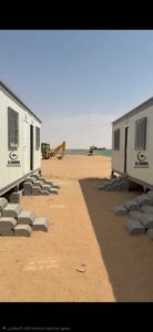 غرف ساندوتش بانل من طابقين مع درجات حديدية خارجية للموقع.