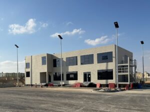 مكاتب كرفان مسبقة الصنع متعددة الطوابق مع درج حديدي خارجي تم تركيبها في الموقع بواسطة شركة البيوت في الرياض.