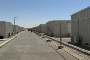 مجمع غرف جاهزة لاستعمال كمكاتب لاحدى المشاريع لون ابيض مع شبابيك وابواب ومكيفات 