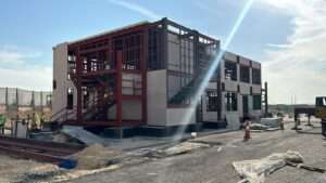 Multi-story steel structuDouble-floor modular site office under construction for engineering staff in Riyadhre site office building during assembly in Riyadh