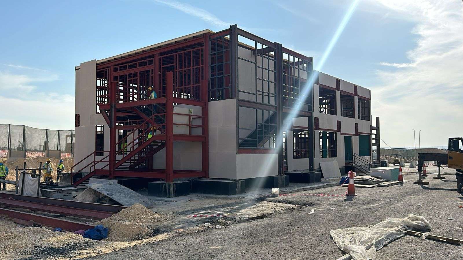 Multi-story steel structuDouble-floor modular site office under construction for engineering staff in Riyadhre site office building during assembly in Riyadh
