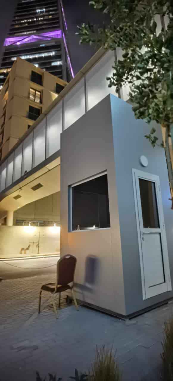 غرف بركسات وكرفانات جاهزة متنقلة بتصميم خارجي مودرن بلون رمادي ومداخل مرتفعة تناسب الاستراحات والمخيمات   