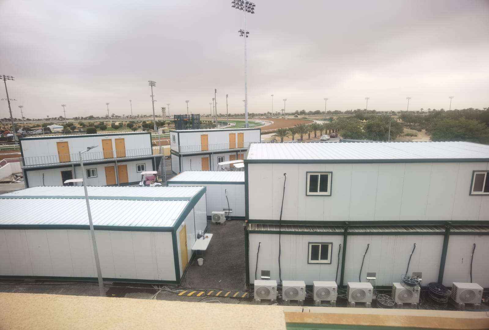 مجمع كرفانات برتبلات جاهزة من ألواح الساندوتش بانل بدورين مع وحدات تكييف لمشاريع ومواقع العمل